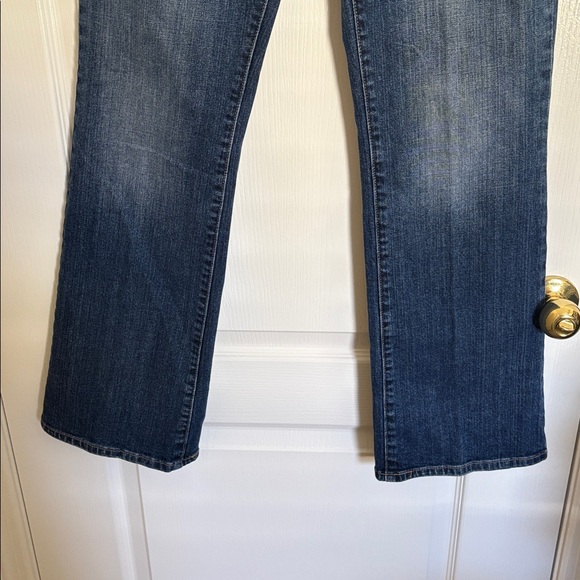 Levi's 515 Dark Blue Boot Cut Mid-Rise Slight Distressing Jeans - Picture 5 of 9